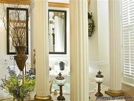 The Olde Savannah Inn Hotel